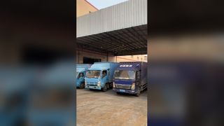 O selo amarelo transparente da fita do logotipo empacota com segurança